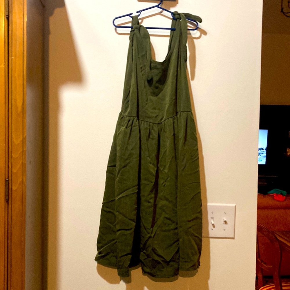 Shein nwot olive green bib jumper dress. Large. Shadow stripe damask.